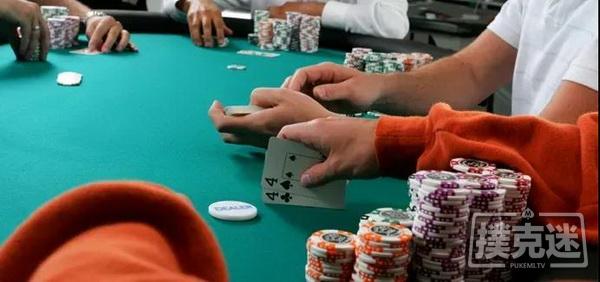 玩德州扑克时在不利的位置该如何行动？