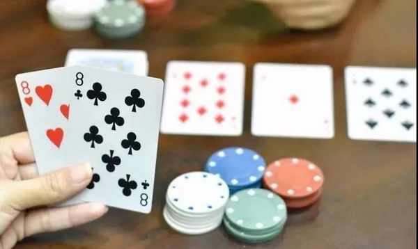 德州扑克拿到大牌快玩 vs 慢玩，哪个更好